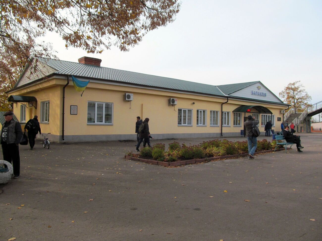 В результате российского удара есть попадания возле железнодорожного вокзала Балаклеи, рассказали в Харьковской ОВА