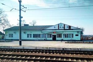 Унаслідок російського удару частково зруйновано приміщення вокзалу в Балаклії, а також колії, зазначили в ОВА