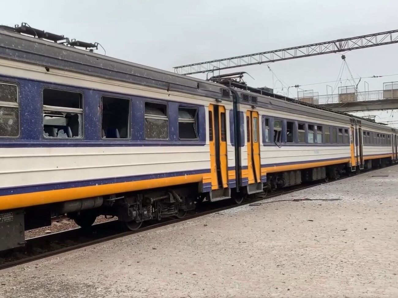 Армія РФ вдарила по території вокзалу Балаклії під час зупинки електропоїзда сполученням "Харків – Ізюм", зазначили в ОВА