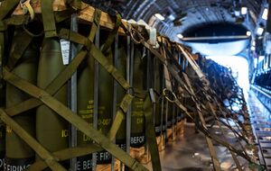 У пакет від США увійдуть боєприпаси до Patriot, NASAMS, HIMARS, артснаряди, дрони й ракети класу "повітря – повітря", розповіли ЗМІ