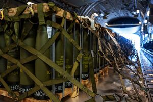 У пакет від США увійдуть боєприпаси до Patriot, NASAMS, HIMARS, артснаряди, дрони й ракети класу "повітря – повітря", розповіли ЗМІ