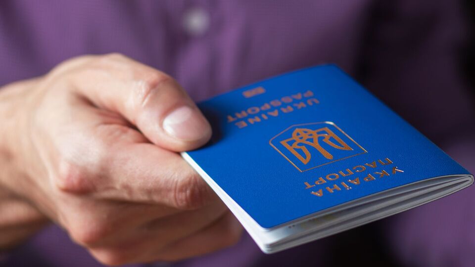 Більшість чоловіків призовного віку не зможе отримати паспорт України за кордоном