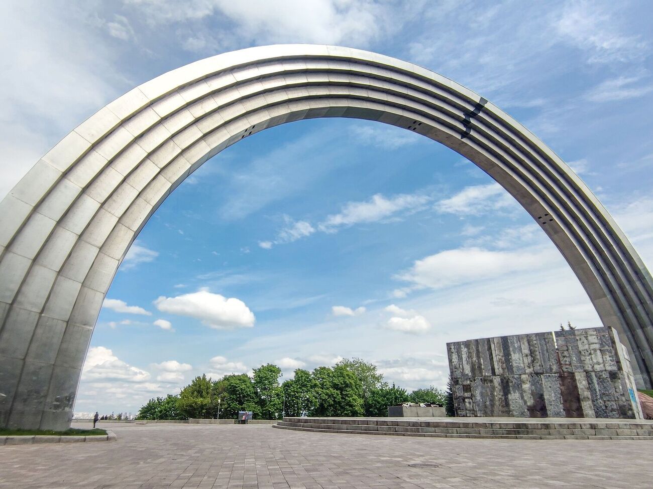 В КГГА объяснили, что будет с аркой