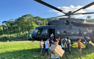 Вертолет доставлял гуманитарную помощь, сообщили местные власти