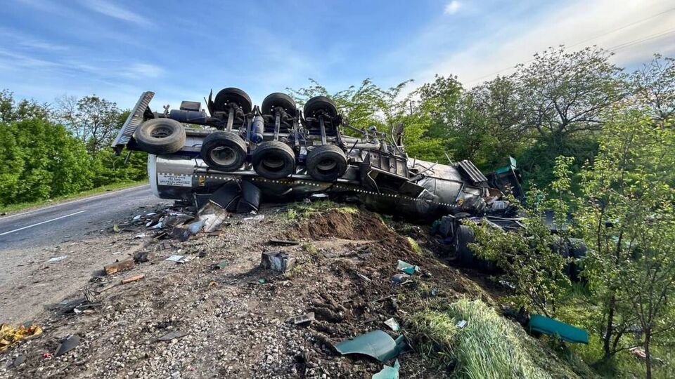 Сьогодні вранці рятувальники відбуксували із проїжджої частини одну з вантажівок