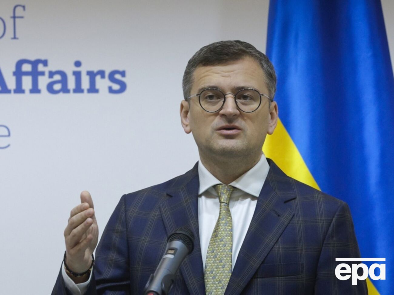 Комментируя паузу в поставках военной помощи из США, Кулеба заявил, что "лучше поздно, чем никогда"