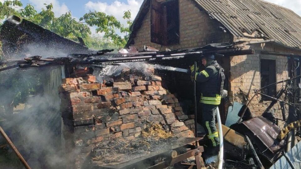 В Никопольском районе повреждены две пятиэтажки и девять частных домов