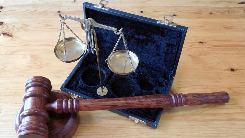 Суд в РФ арестовал журналистов из-за обвинений в "экстремизме"