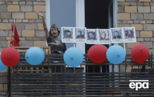 По официальной версии российских властей, "Бессмертный полк" второй год подряд не проводят по соображениям безопасности