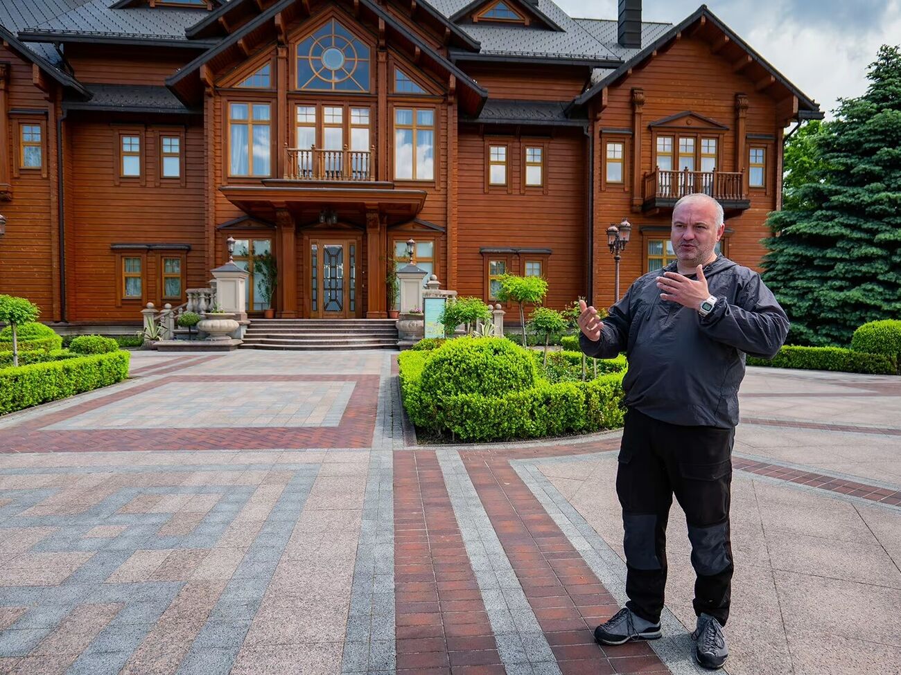 "Назначили руководителя без конкурса, без ничего. Кого, как вы думаете? Лучшего специалиста Министерства окружающей среды? Нет, бывшего ревизора – инспектора налоговой", – объясняет Тарахкотелик недоверие к новому управляющему