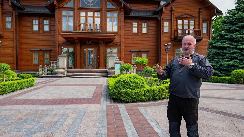 "Призначили керівника без конкурсу, без нічого. Кого, як ви думаєте? Найкращого спеціаліста Міндовкілля? Ні, колишнього ревізора – інспектора податкової", – пояснює Тарахкотелик недовіру до нового управителя