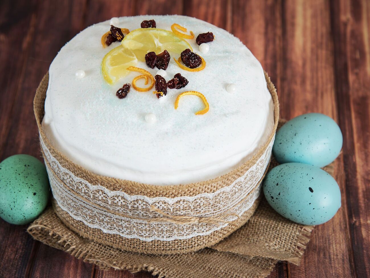 Глазурь наносите на паски очень быстро, потому что она за короткое время застывает