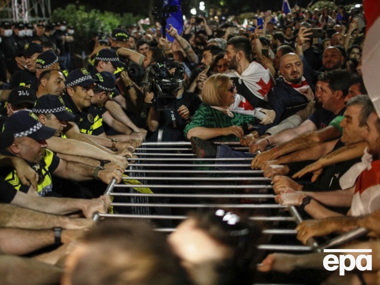 В Грузии произошли столкновения между противниками "закона об иноагентах" и полицией