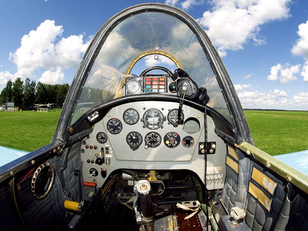 Вогонь по безпілотниках, який проводять зі стрілецької зброї з кабіни Як-52, схожий на повітряні бої часів Першої світової війни, зазначає Forbes