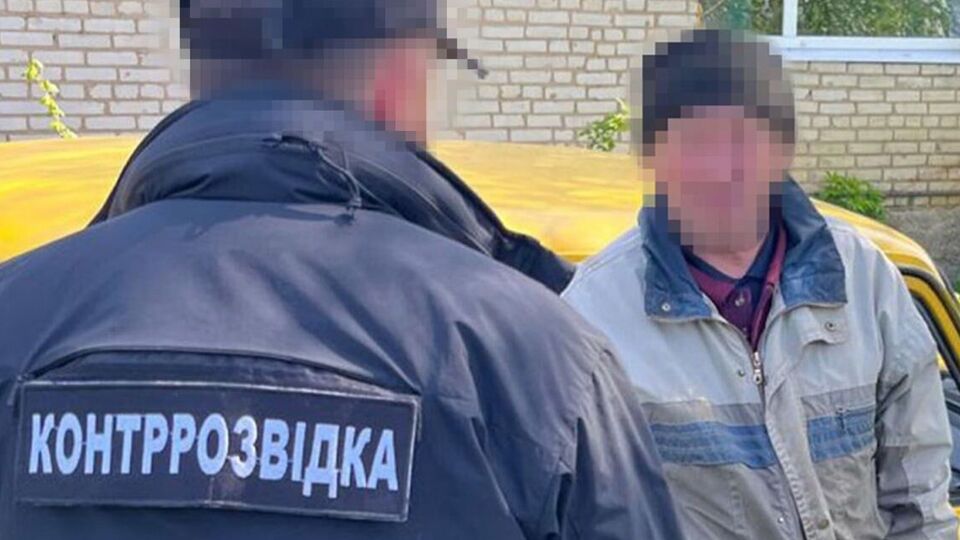 Під час обшуку в затриманих вилучили мобільні телефони, які вони використовували для позначення геолокацій ЗСУ