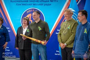 Нове відділення початкової школи розраховане на 280 учнів, повідомив мер Кам'янського Андрій Білоусов (на фото – другий зліва)