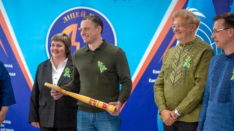 Новое отделение начальной школы рассчитано на 280 учеников, сообщил мэр Каменского Андрей Билоусов (на фото – второй слева)