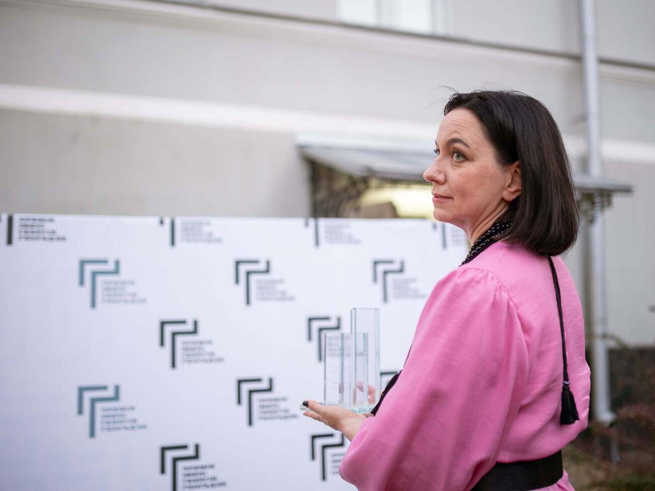 Месяц назад мы стояли на балконе отеля в Николаеве, говорили, пили вино. А вчера по нему ударил Shahed. И это разрушение нашего мира просто невыносимо