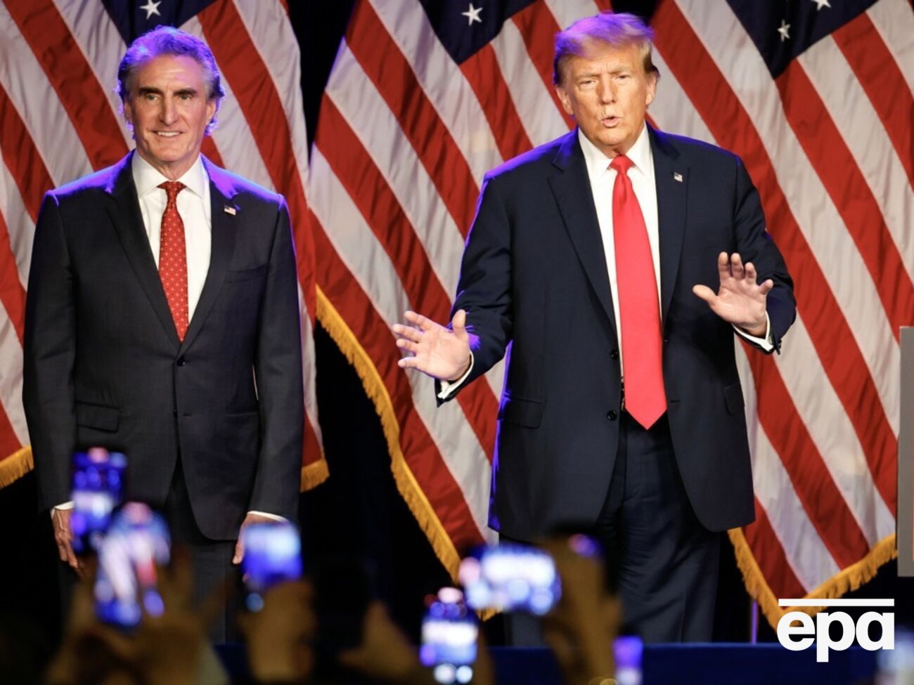 Трамп проявляет растущий интерес к Бергуму (слева), рассматривая его как одного из кандидатов в вице-президенты