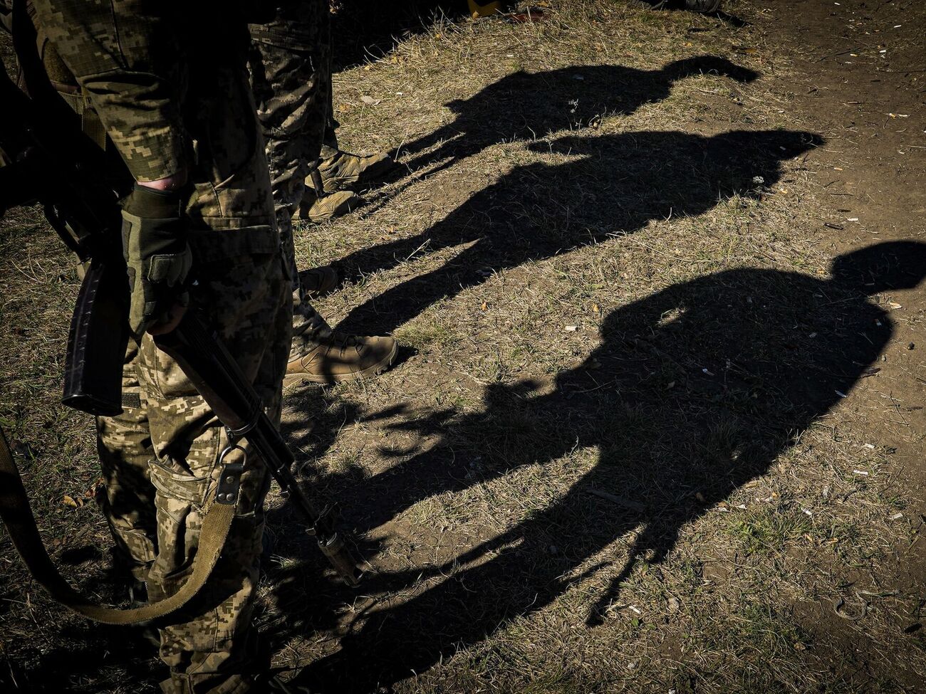 По стандартам НАТО полгода на передовой – много, отметил Пономарев