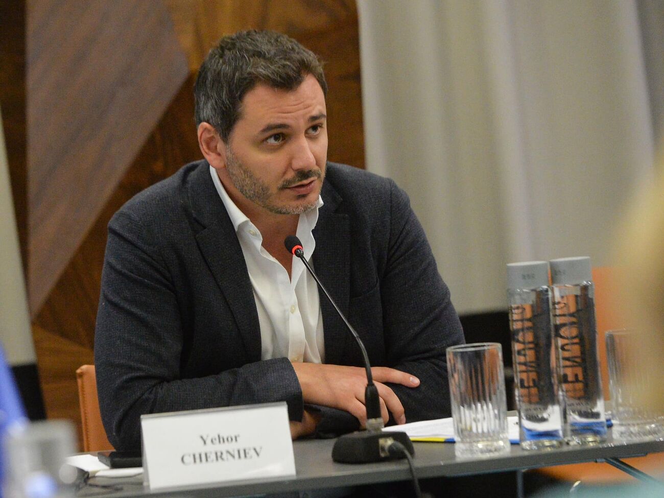 Со снарядами ситуация на фронте начала улучшаться, но нехватка людей только увеличивается. Отдельные позиции неделями без ротации удерживают три-четыре бойца