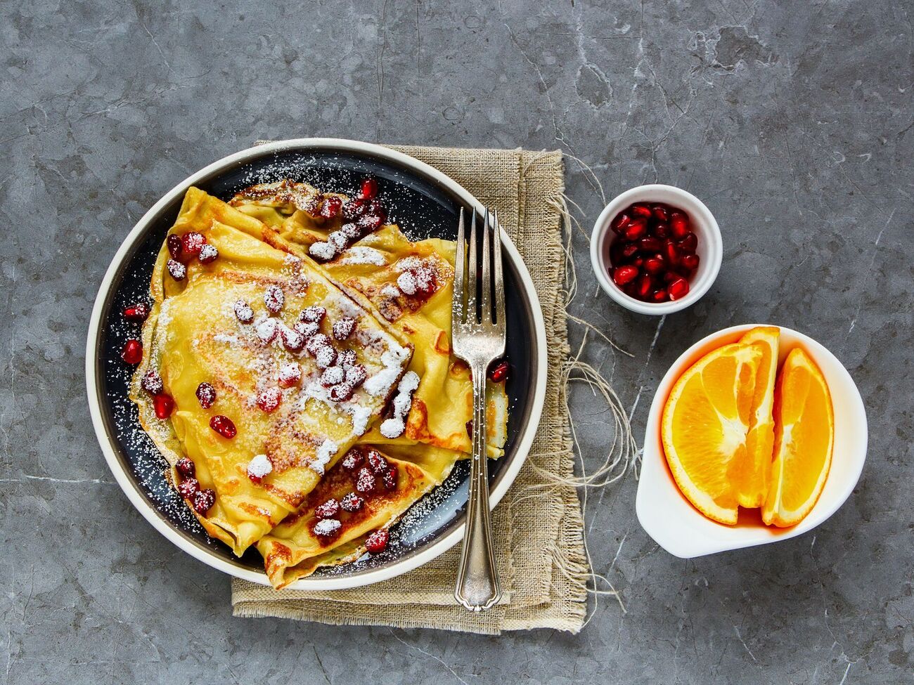 Хименес-Браво подает блины с ягодами