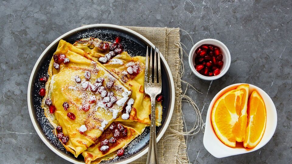 Хименес-Браво подает блины с ягодами