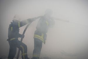 На месте прилета продолжают работать экстренные службы