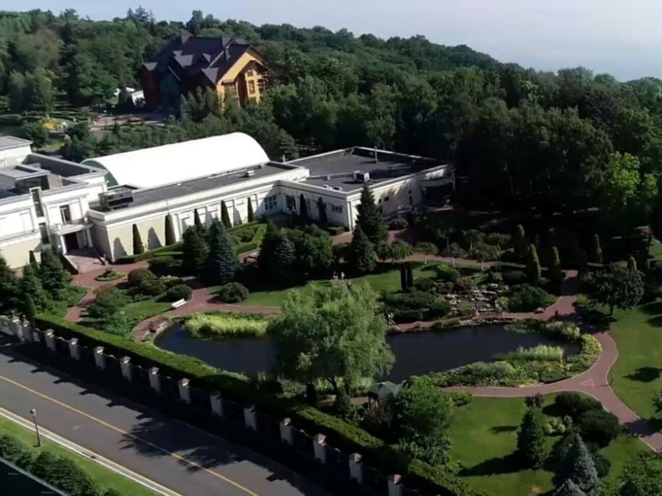 "Межигорье" с 2014 года курируют активисты