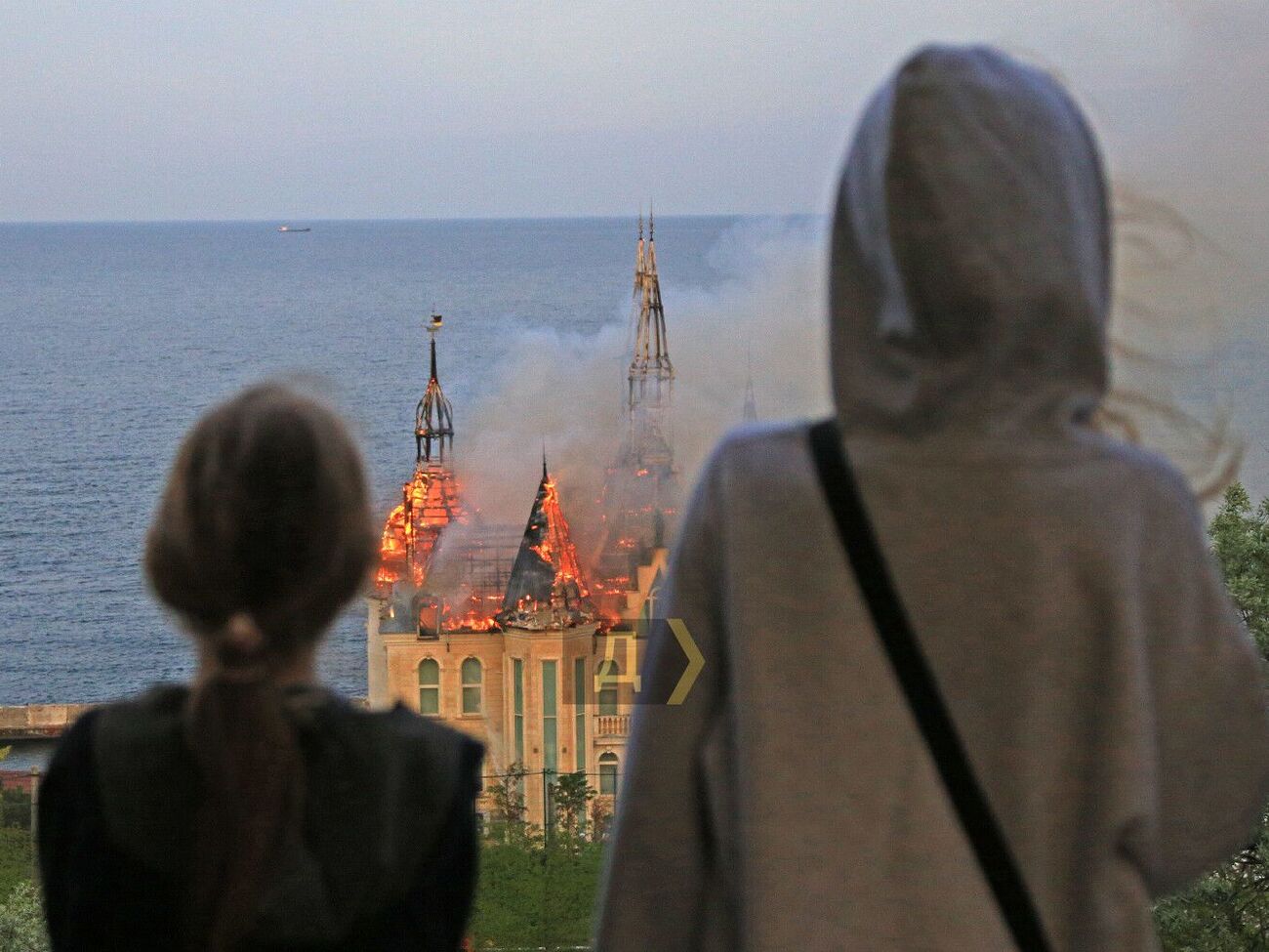 "Страшний день для Одеси". Російські окупанти атакували місто балістичною ракетою. Четверо загиблих, 32 поранених. Фоторепортаж