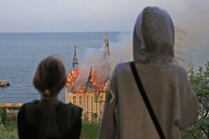 "Страшный день для Одессы". Российские оккупанты атаковали город баллистической ракетой. Четверо погибших, 32 раненых. Фоторепортаж