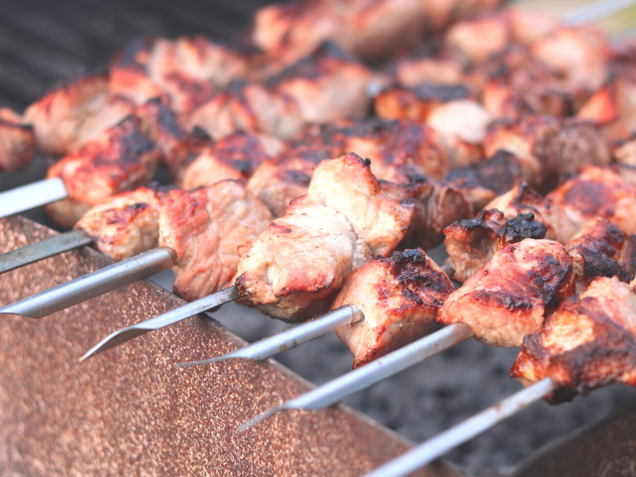 Автор блога рекомендует в самом конце, после того как шашлык будет готов, обмотать шампура фольгой и потомить на костре еще 10 или 15 минут