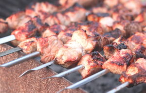 Авторка блогу рекомендує наприкінці, після того, як шашлик буде готовий, обмотати шампури фольгою й потримати на багатті ще 10 або 15 хвилин