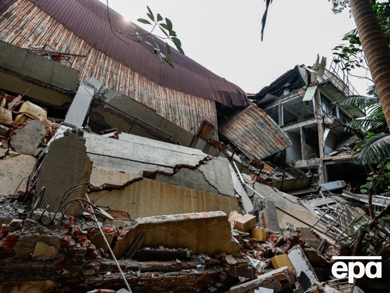 На острове зафиксирован толчок толчок магнитудой 7,4, есть разрушения и жертвы