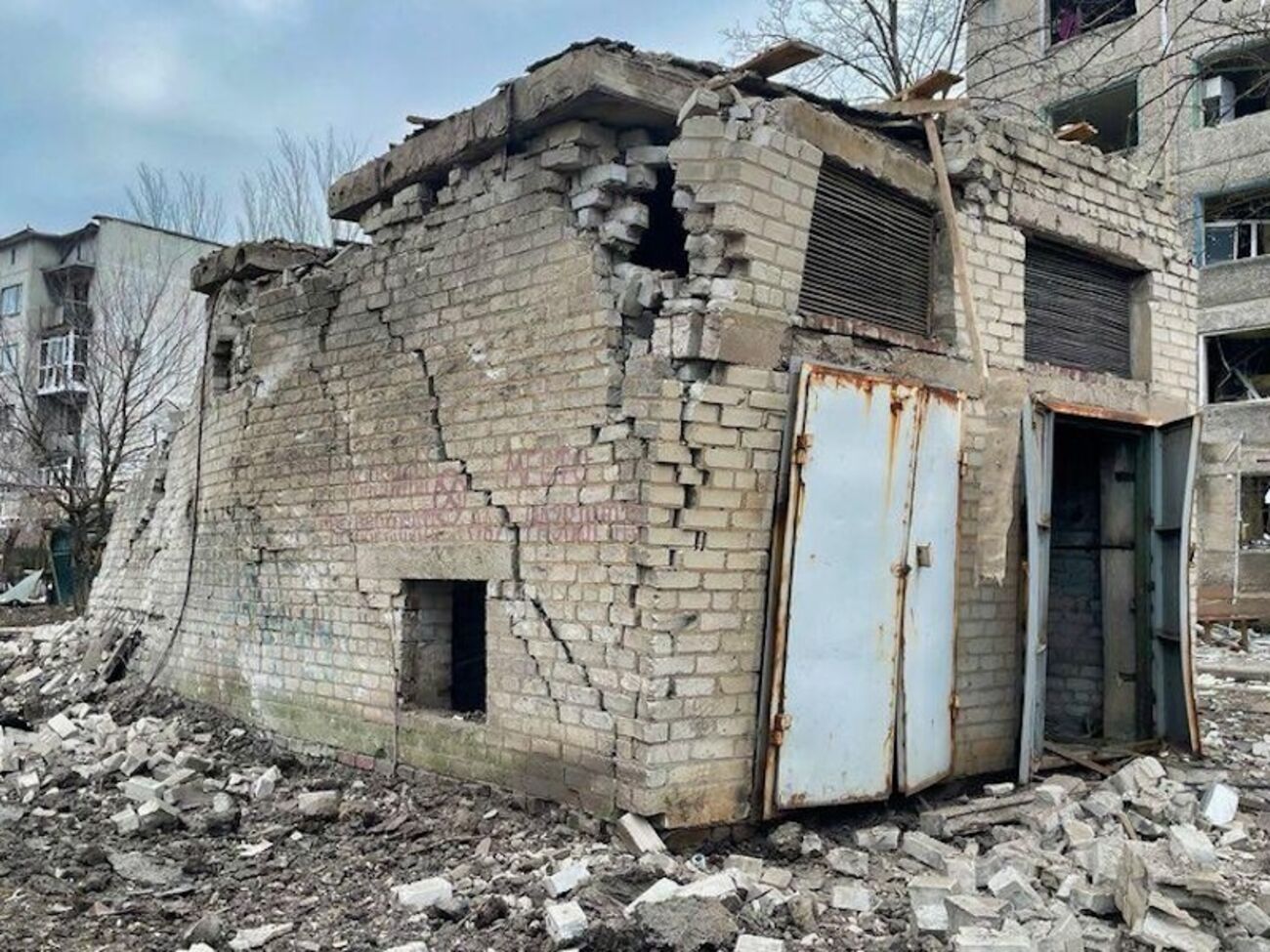 Оккупанты продолжают атаковать энергетическую инфраструктуру региона, в результате чего тысячи людей регулярно остаются без света