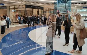 На открытие брендовых магазинов пришло много людей