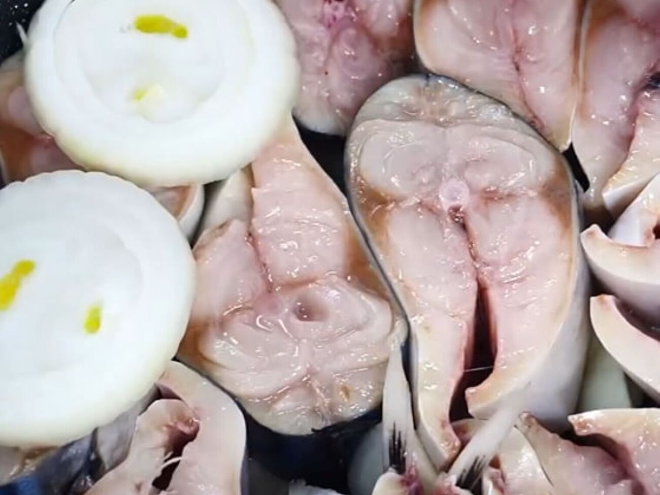 Скумбрію перед приготуванням необхідно нарізати порційно