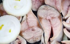 Скумбрию перед приготовлением необходимо нарезать порционно