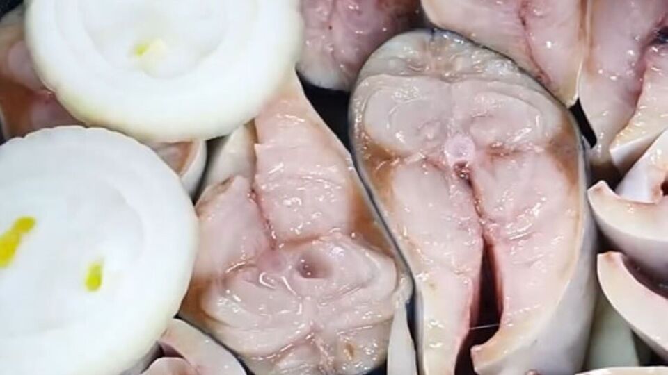 Скумбрію перед приготуванням необхідно нарізати порційно