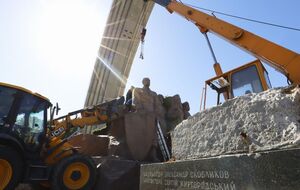 З-під арки прибирають композицію, присвячену Переяславській раді, яка символізує об'єднання України з Росією