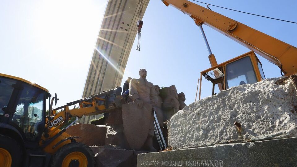 З-під арки прибирають композицію, присвячену Переяславській раді, яка символізує об'єднання України з Росією