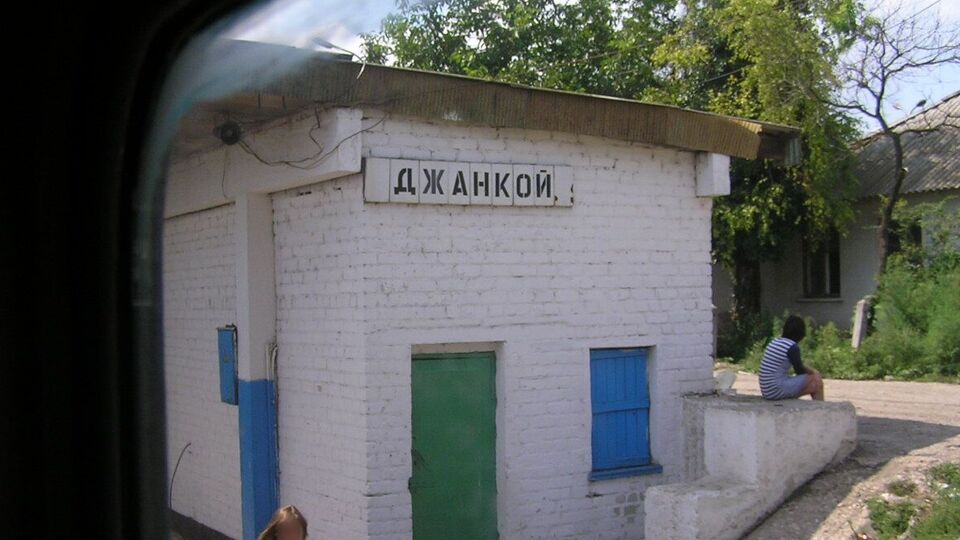 По словам местных жителей, в Джанкое ночью были слышны "многочисленные взрывы", после обстрела вспыхнул пожар в районе аэродрома
