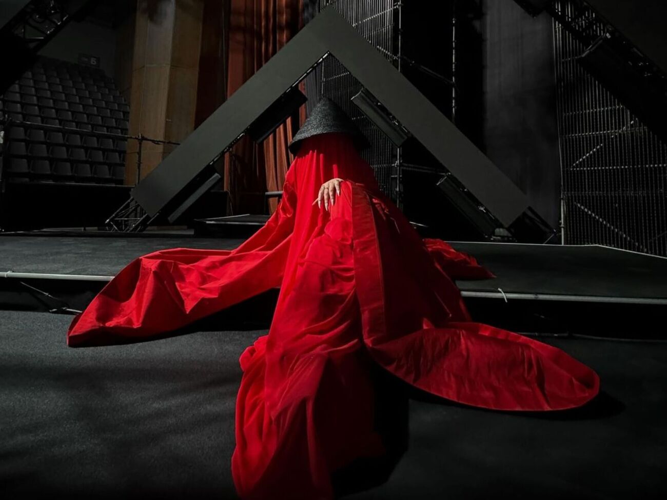 Коллеги артистки утверждают, что за анонимным образом скрывается певица Соломия Опрышко