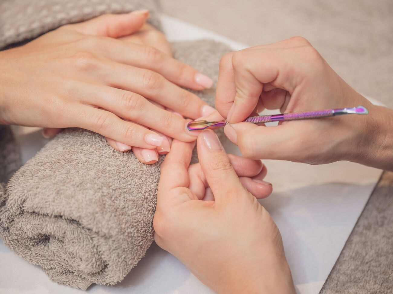 Кутикулу нужно отодвинуть лопаткой