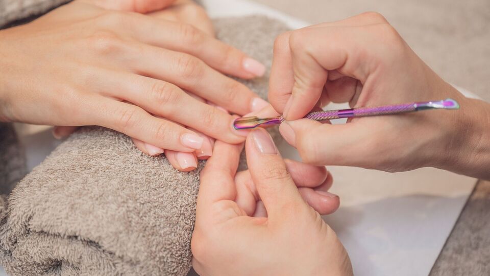 Кутикулу нужно отодвинуть лопаткой