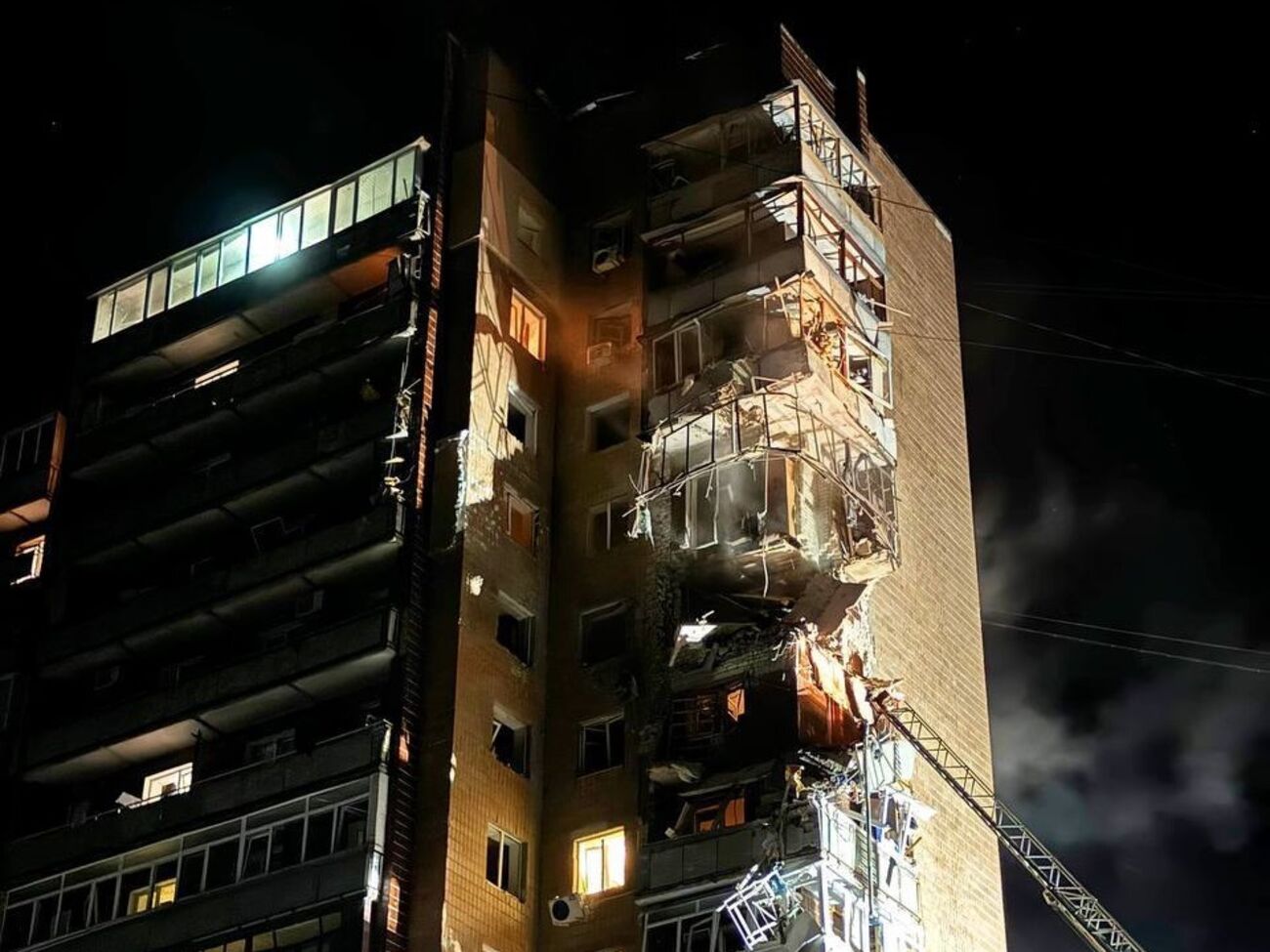 Росіяни вдарили по 14-поверховому житловому будинку