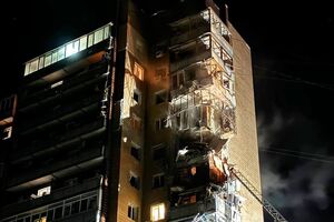 Росіяни вдарили по 14-поверховому житловому будинку