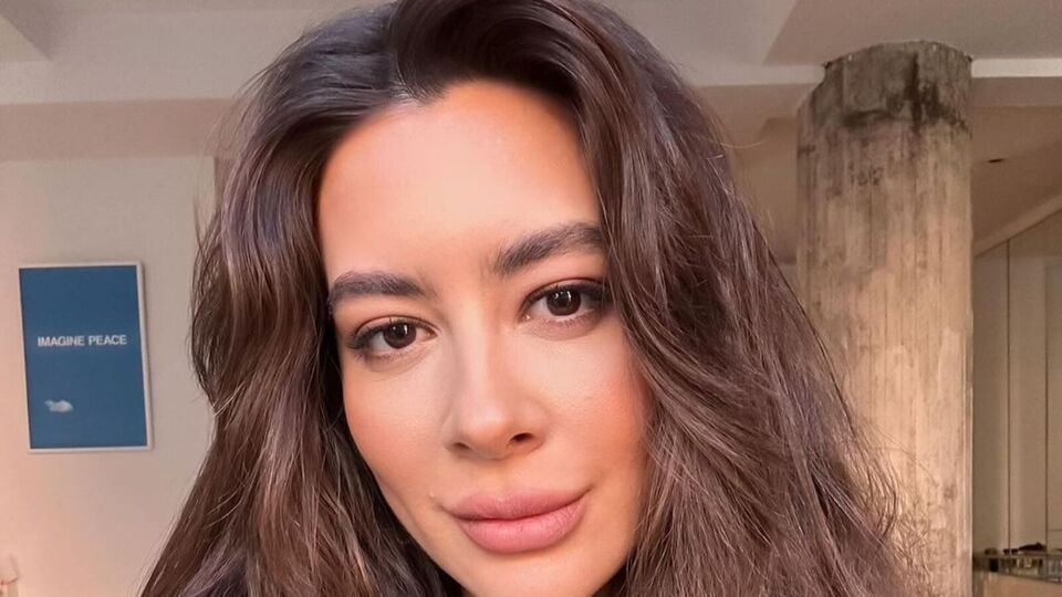 Есхакзай стала популярною після участі в шоу "Холостяк"