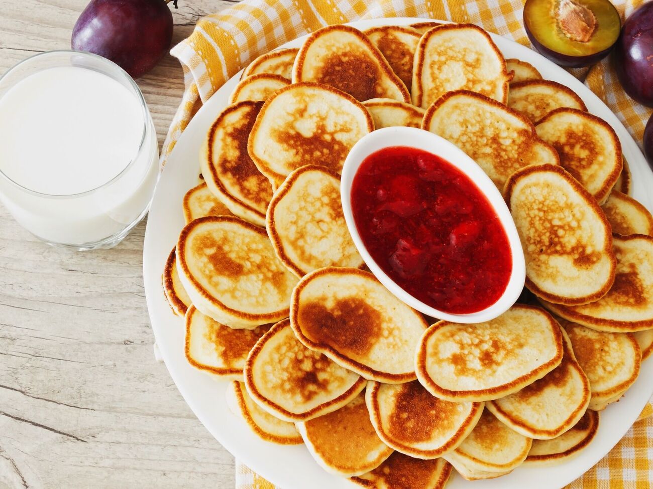 С помощью двух ложек выкладывайте тесто на сковородку и обжарьте с двух сторон