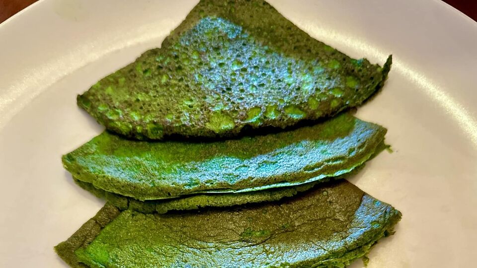 Мозговая выложила блины в виде елки